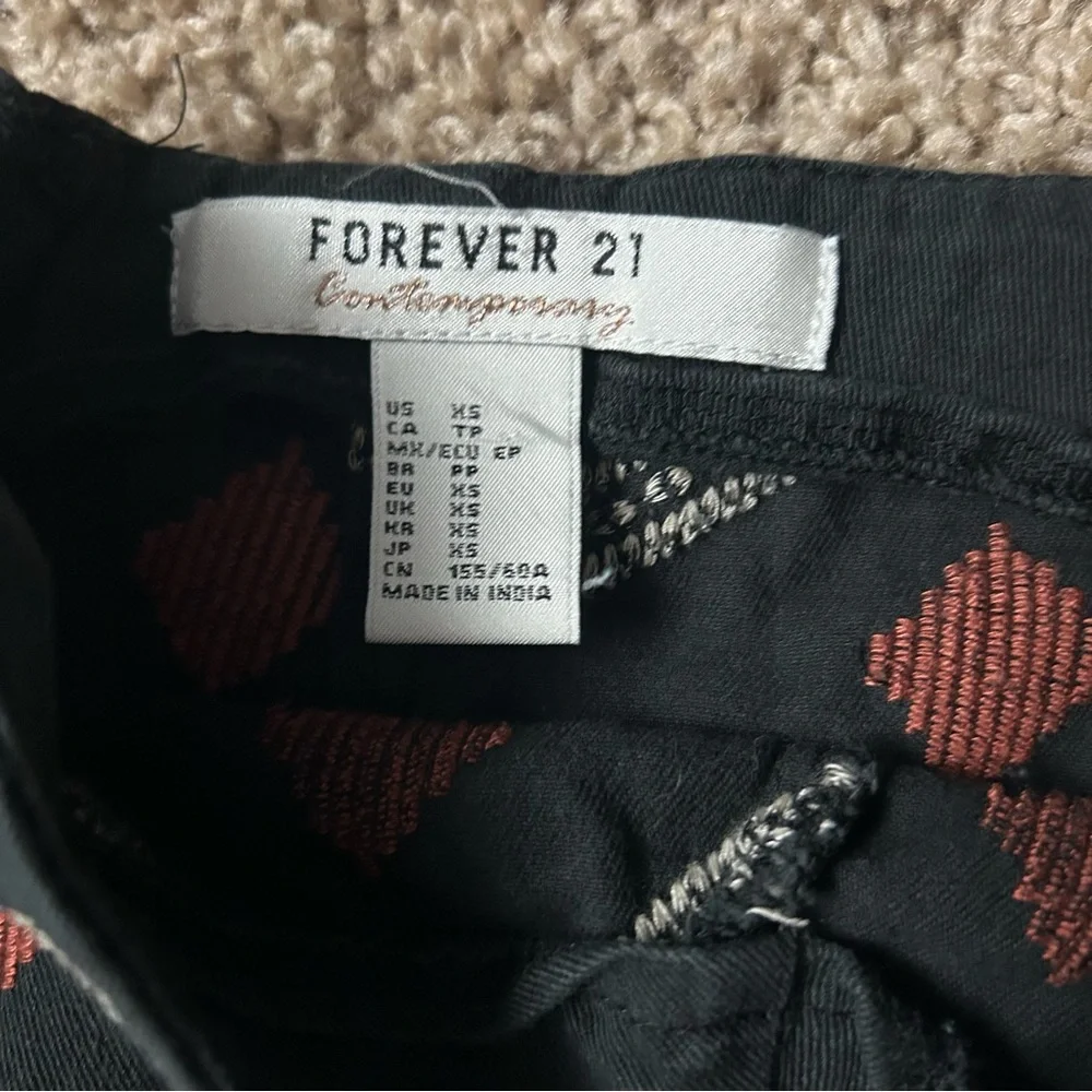 W Vintage Forever 21 Black Geometric Embroidered Mini Skirt Size XS |B27
